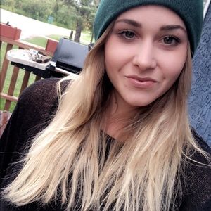 Meet your Posher, Larisa